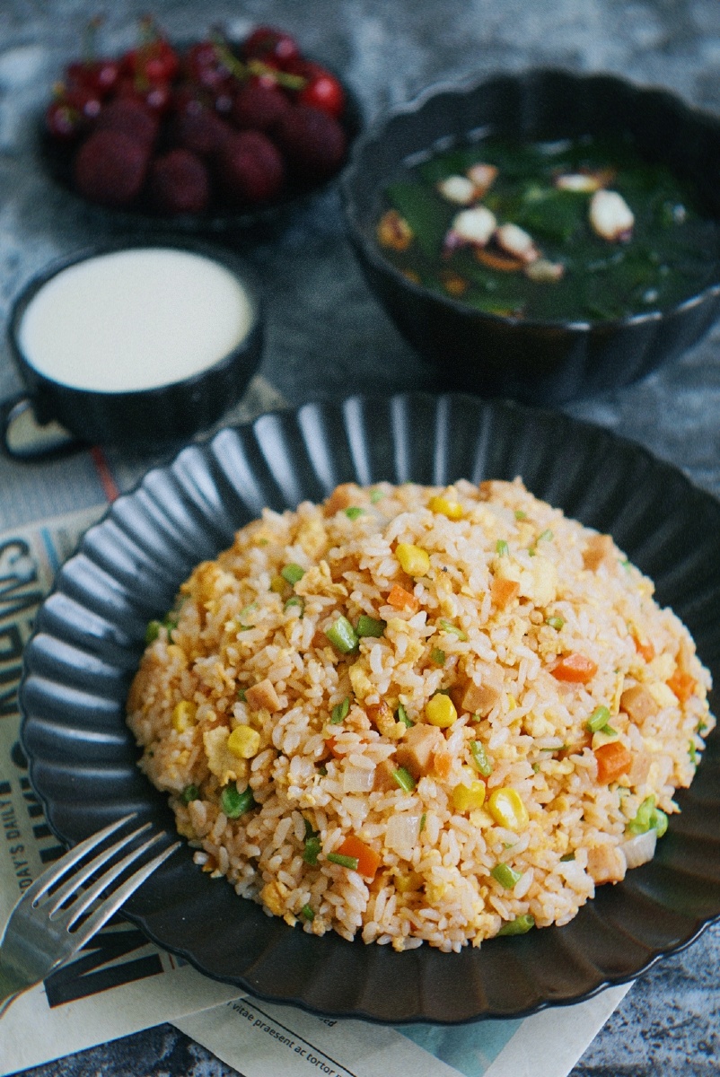 打卡午餐肉空心菜蛋炒饭鱿鱼海带汤酵素豆奶杨梅樱桃