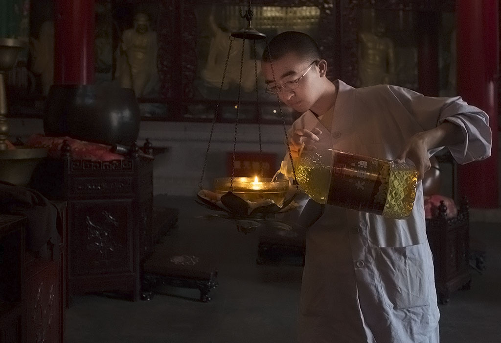 每天值日的师父都会将禅灯注满油