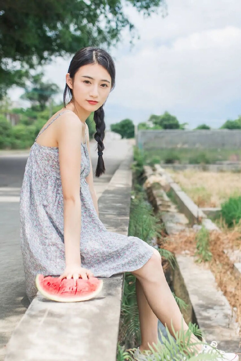 朴素吊带裙美女造就夏天最美的风景