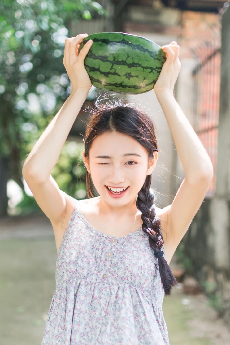 朴素吊带裙美女造就夏天最美的风景