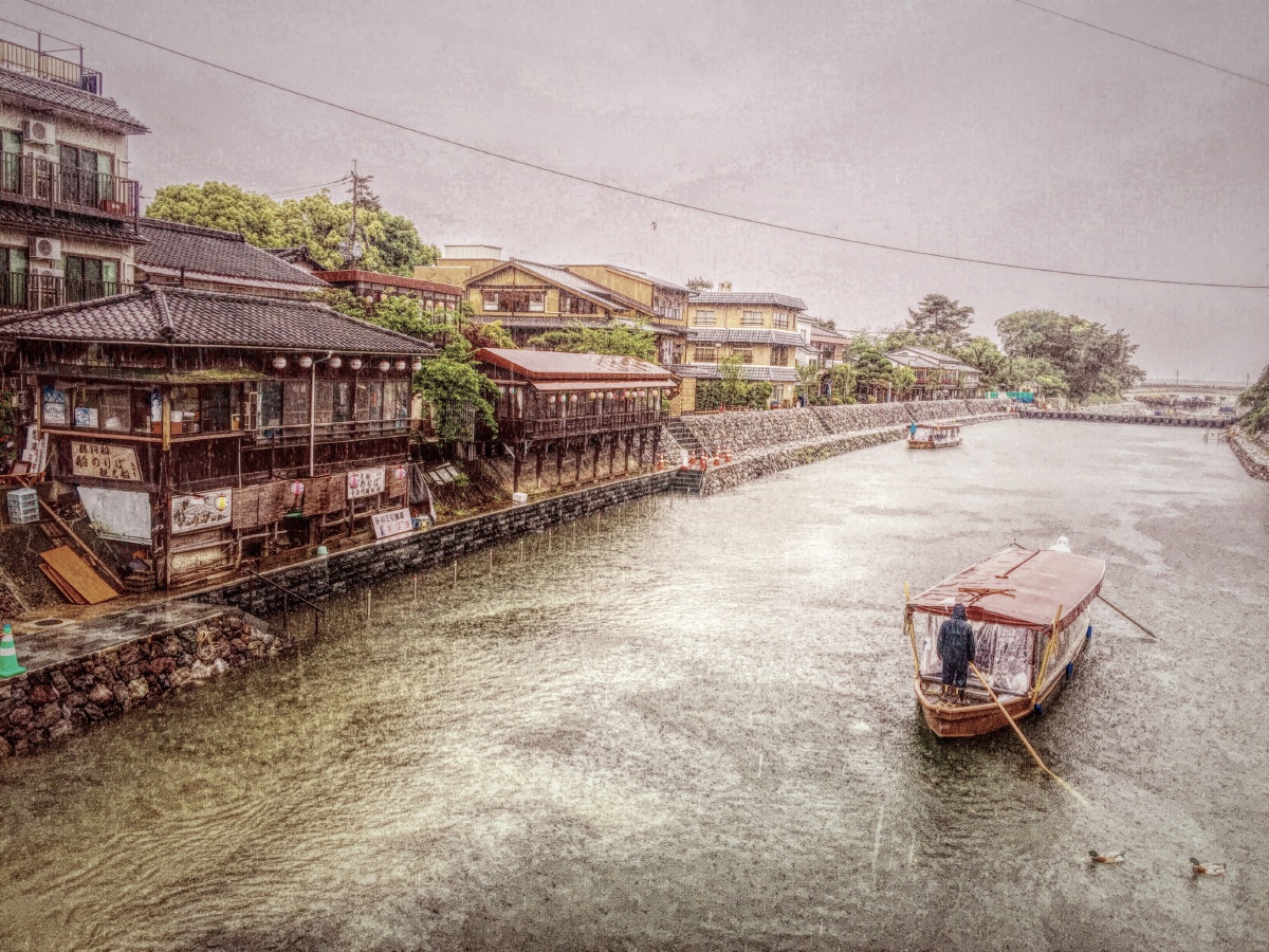 雨中船