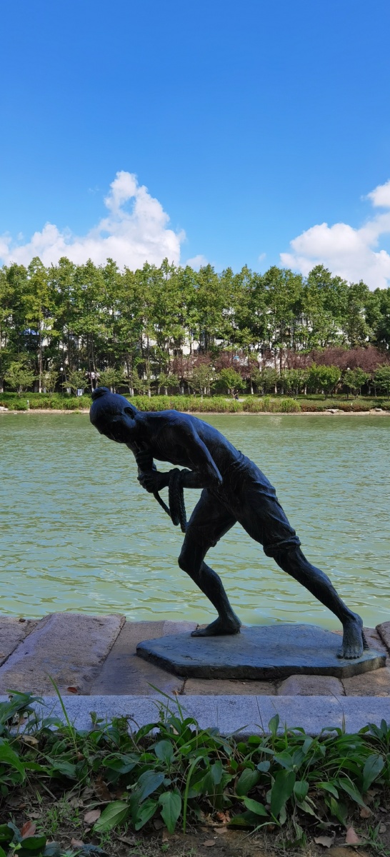 古运河畔纤道和纤夫雕塑