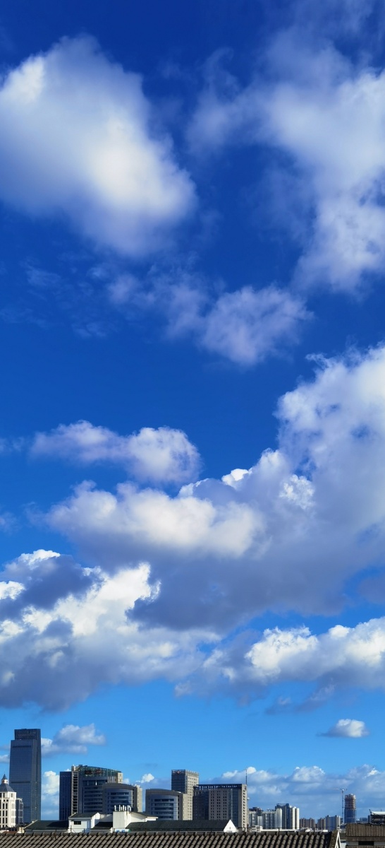 天空中飘过朵朵白云