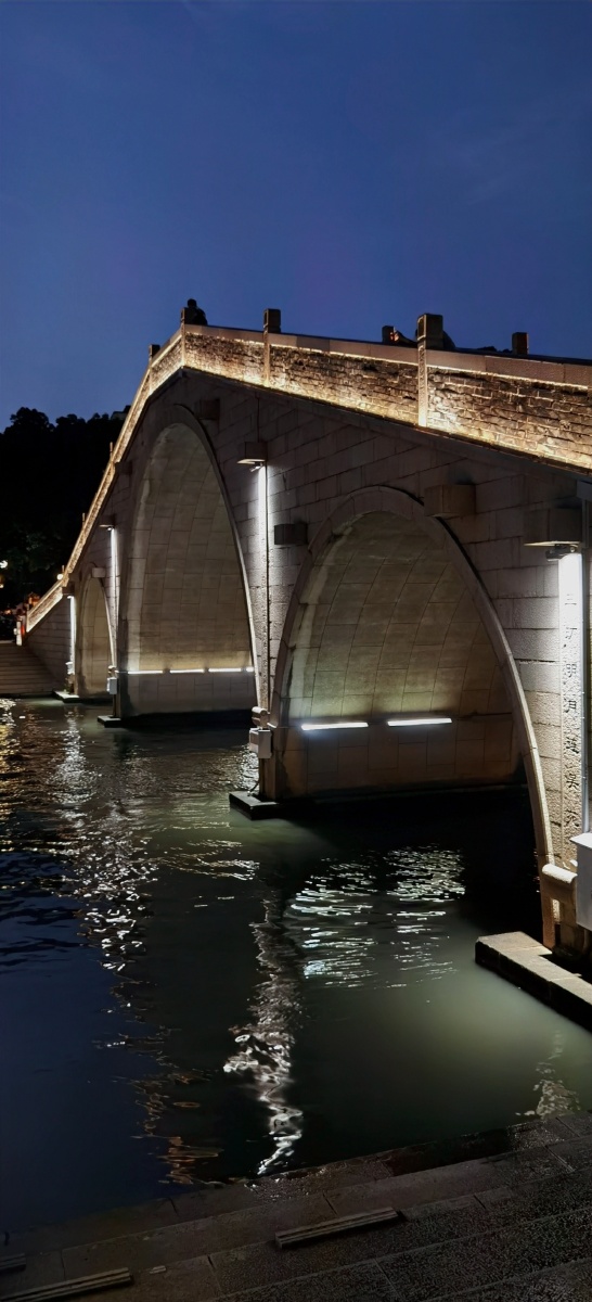 桥亭船夜游环城河此桥名为蟠龙桥三孔古桥2003年移建于盘门景区