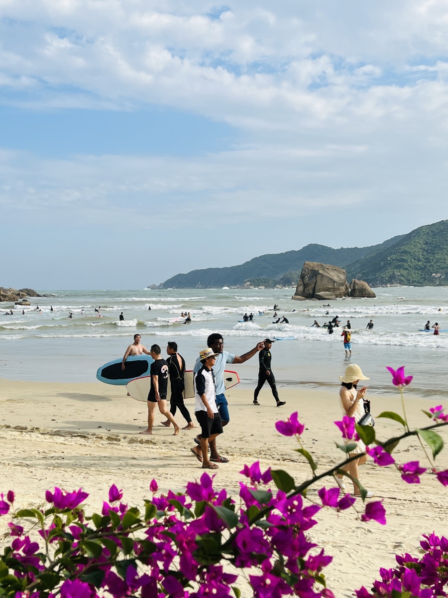 三亚海棠湾后海蓝天碧海沙滩缓长海浪波涛汹涌是冲浪爱好者理想海滩