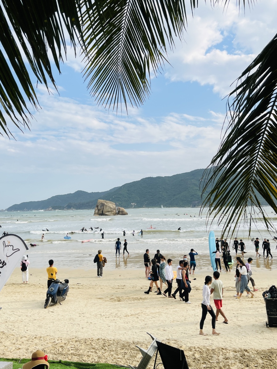 三亚海棠湾后海蓝天碧海沙滩缓长海浪波涛汹涌是冲浪爱好者理想海滩