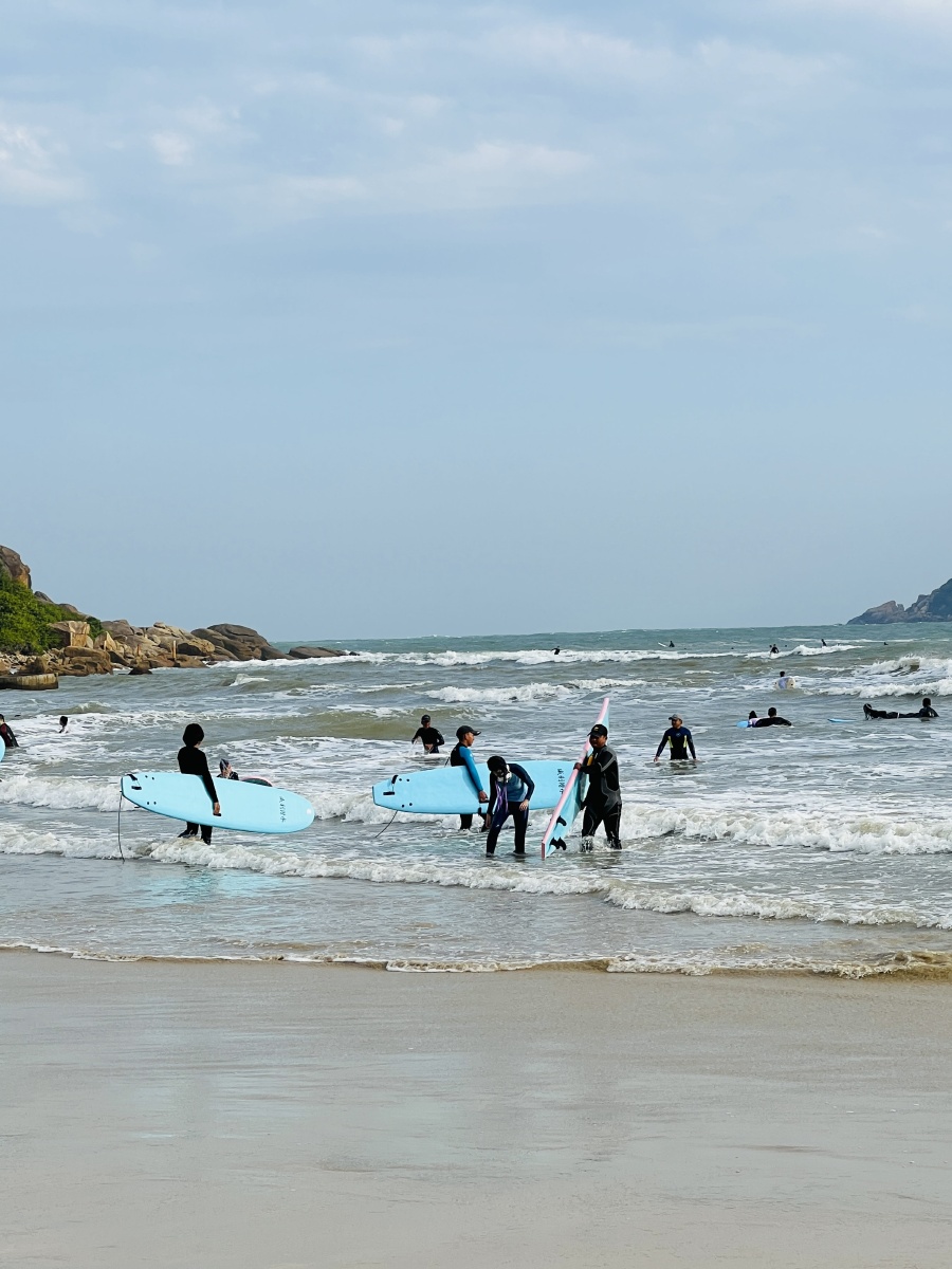 三亚海棠湾后海蓝天碧海沙滩缓长海浪波涛汹涌是冲浪爱好者理想海滩