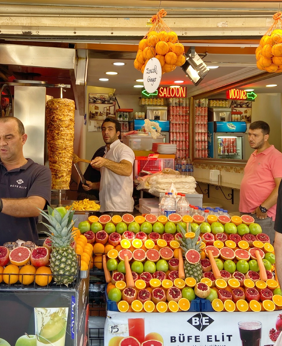 伊斯坦布尔的街头陈列整齐的水果摊