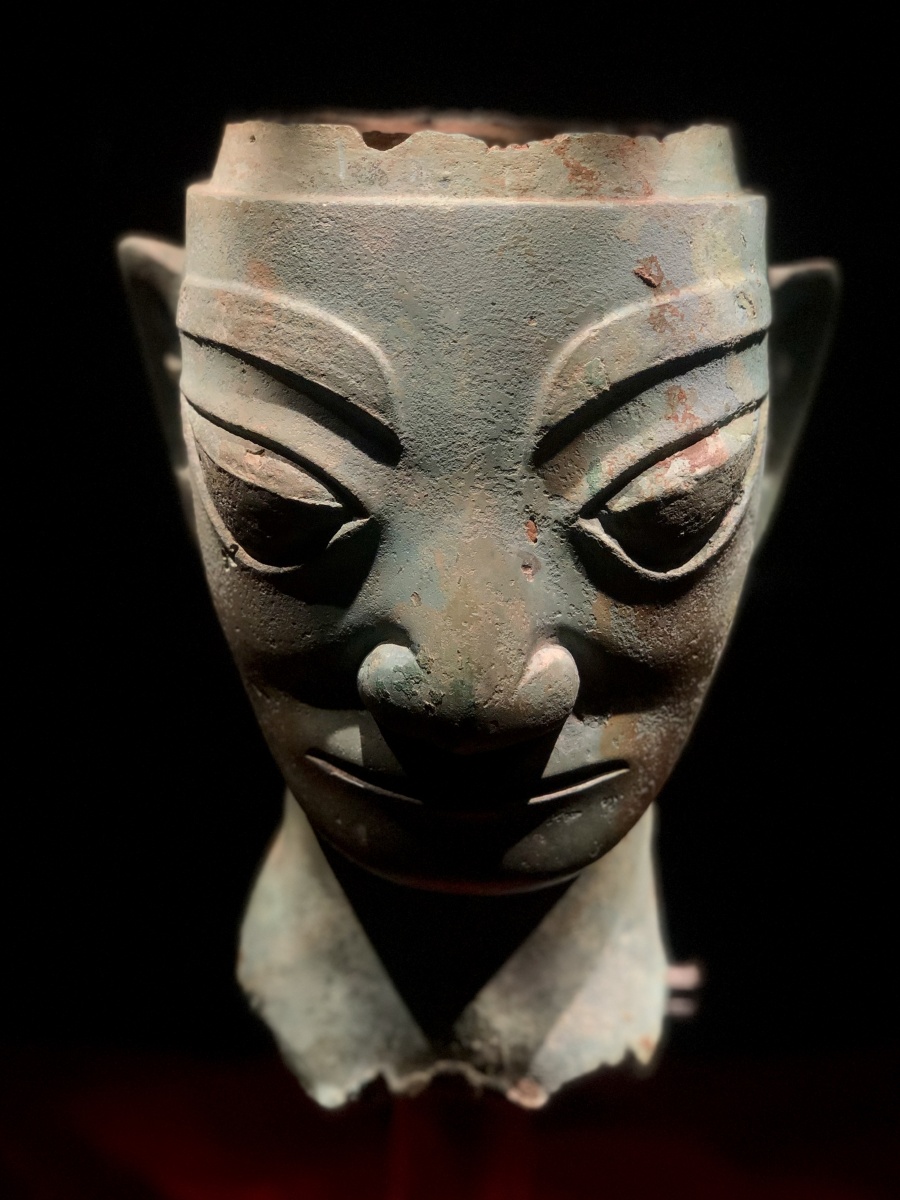 青铜人头像(面目更柔和,猜测为女性形象)