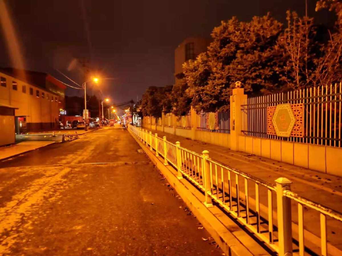 雨后小城马路夜随拍