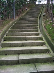 105649