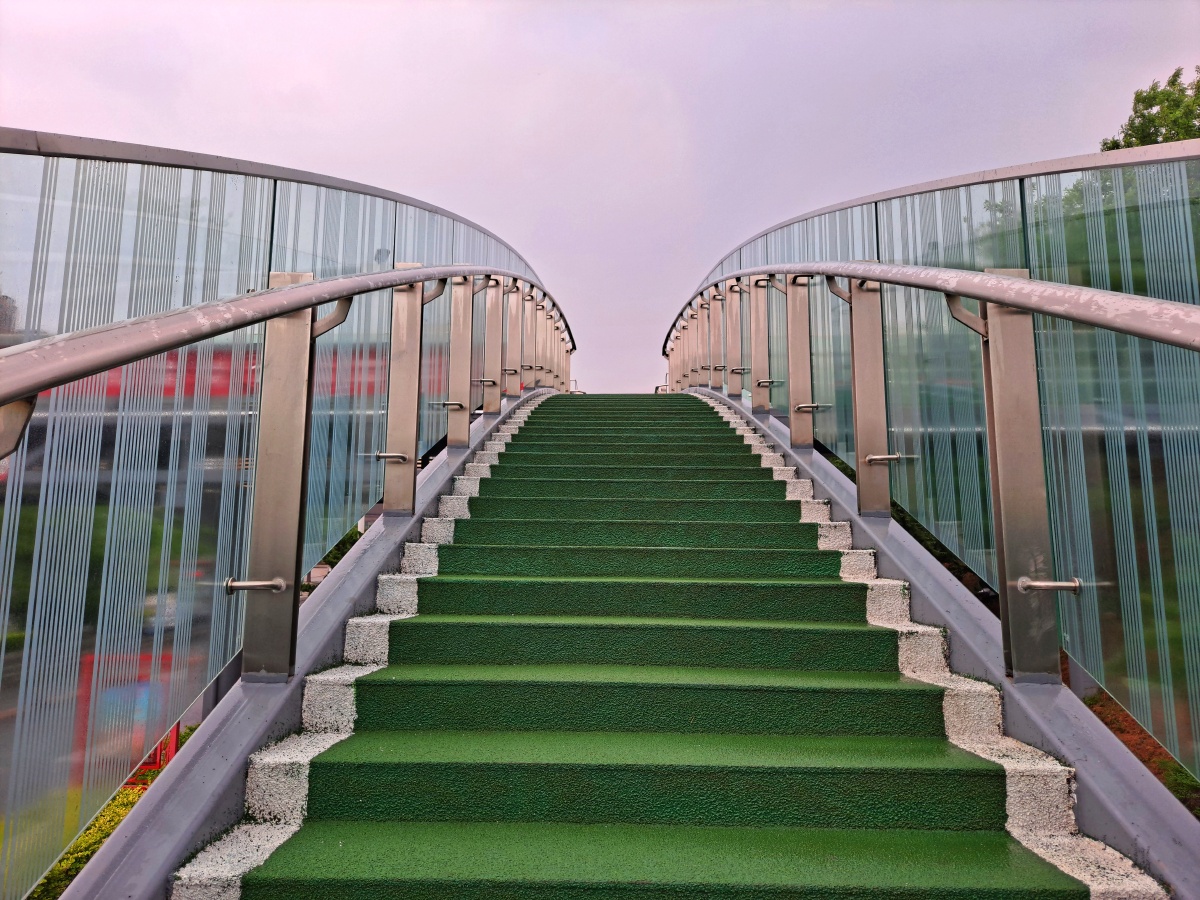 绿色天梯好看的一座马路天桥