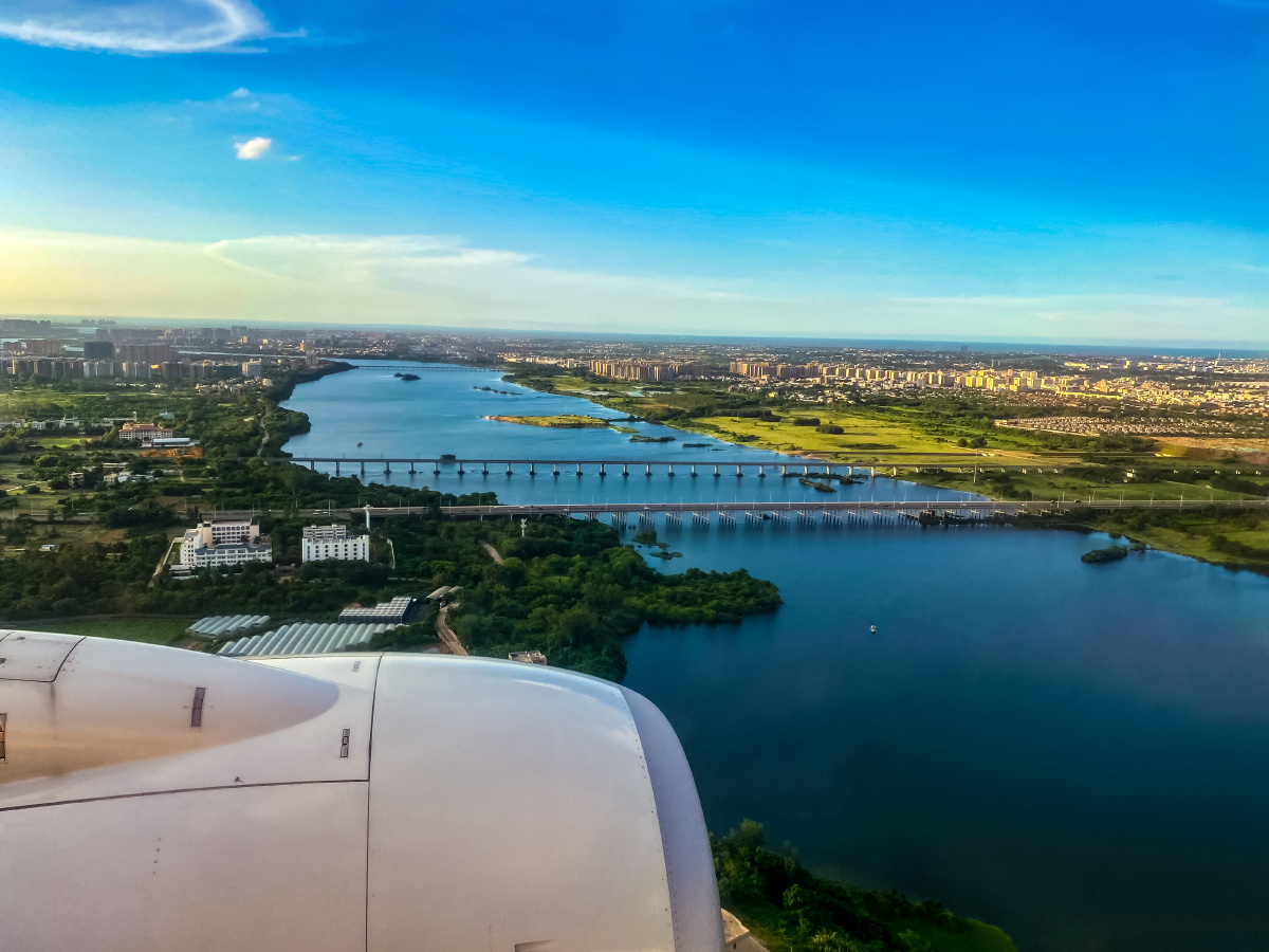 鸟瞰城市二飞机即将降落掠过河流上空拍摄