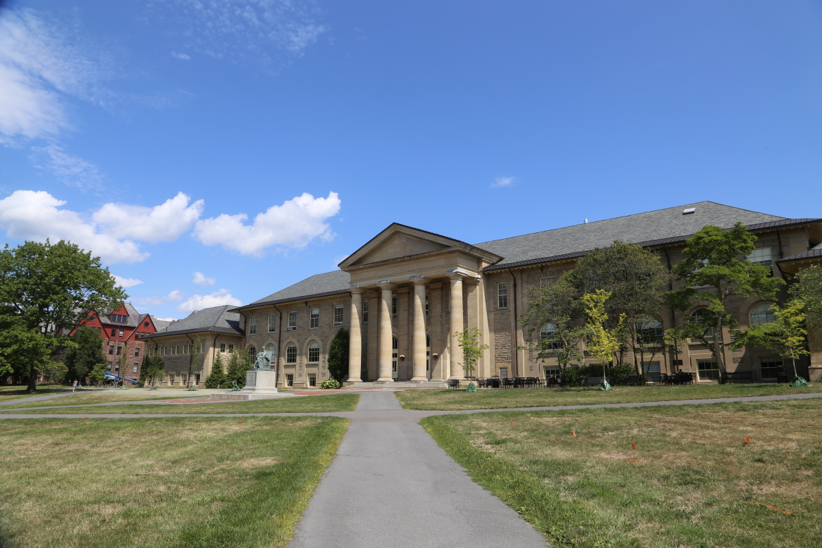 康奈尔大学坐落在纽约州西北部手指湖地区的伊萨卡小城(纽约市西北约