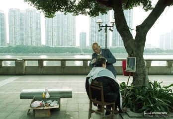江边理发.jpg