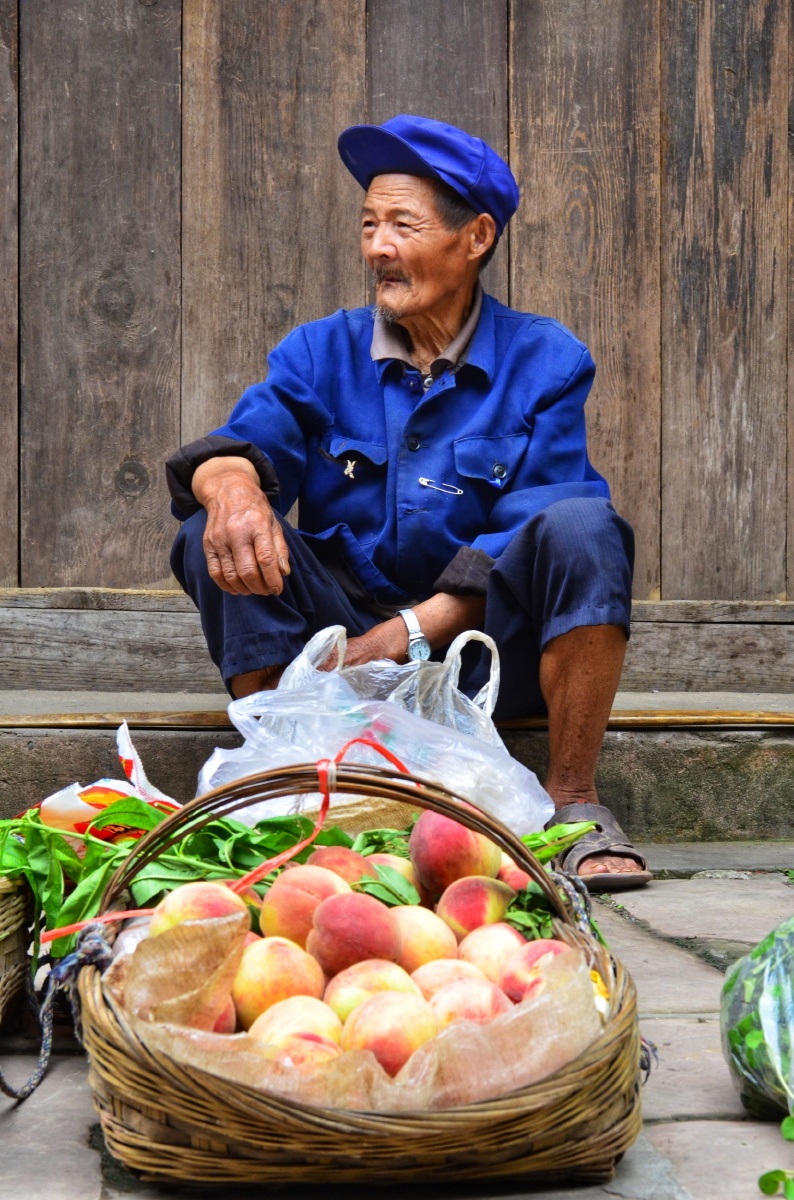 古镇上卖水果的人们