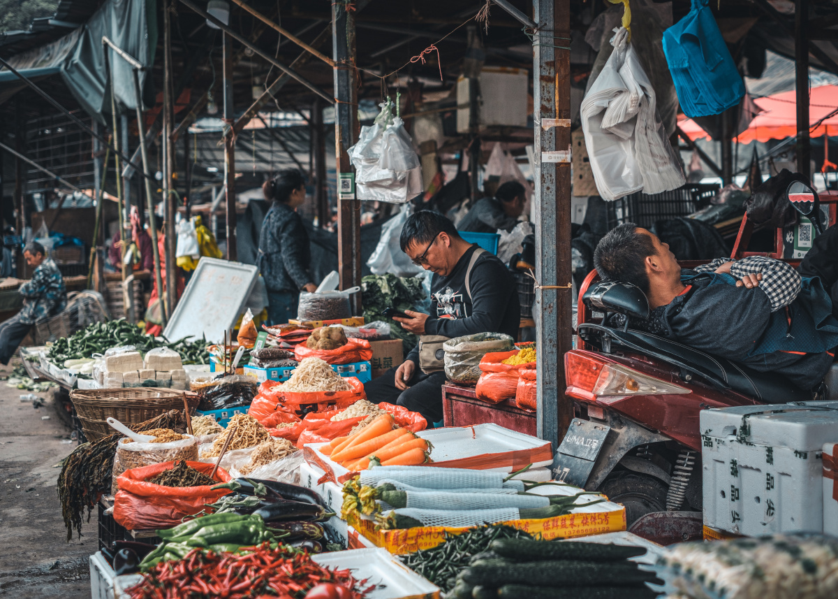 在贵阳火车站附近,有一个烟火味十足的的露天菜市场,在各种高大上的菜