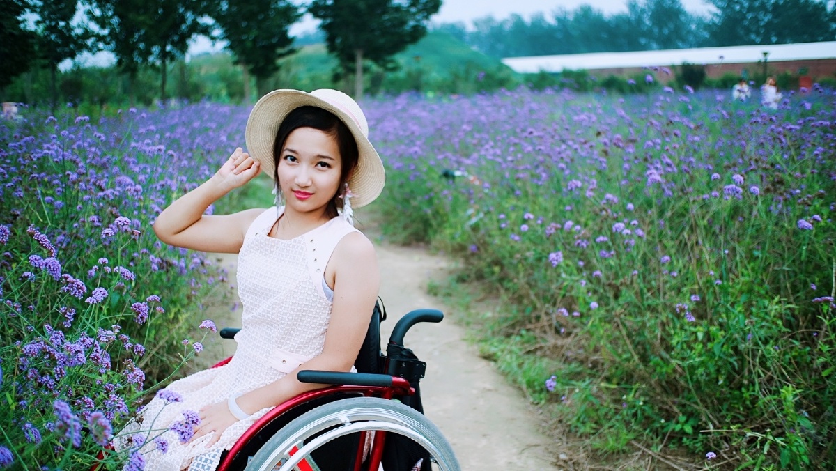 花与轮椅女孩