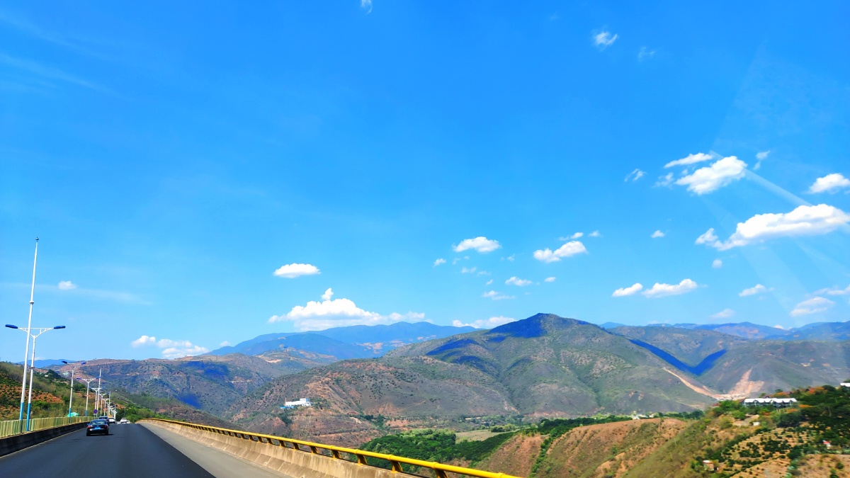 昆磨高速沿途风景山美镇美路也美