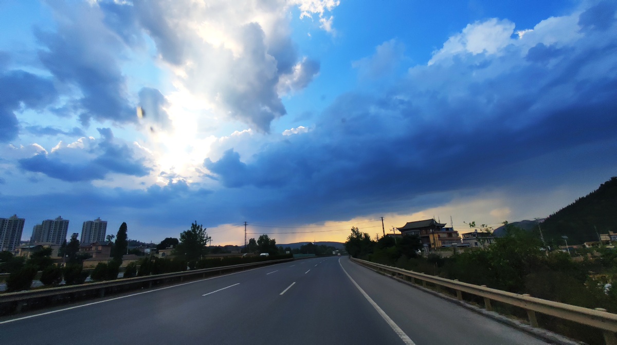 昆磨高速沿途风景山美镇美路也美