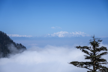 远眺贡嘎雪山
