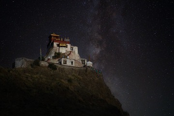 西藏雍布拉康寺夜景