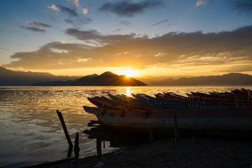 霞光映照泸沽湖