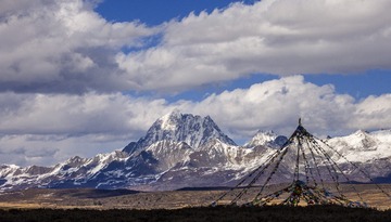 鱼子西上望雅拉雪山