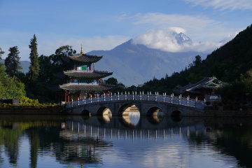 在黑龙潭公园望玉龙雪山
