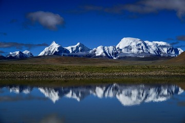 西藏岗巴镇观雪山