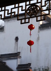 古宅挂着的小灯笼