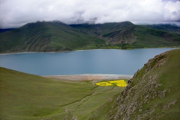 1596572