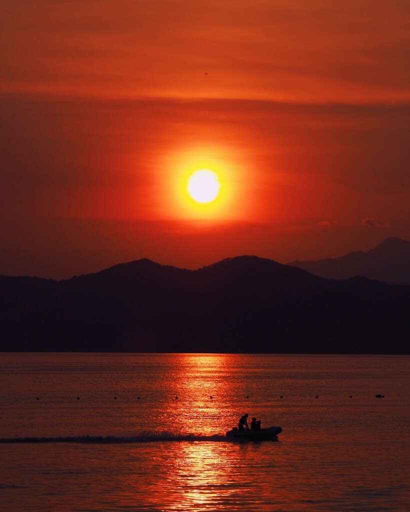 散步在湖边的浮桥上 看着夕阳西下 渔民归途 心情格外宁静 