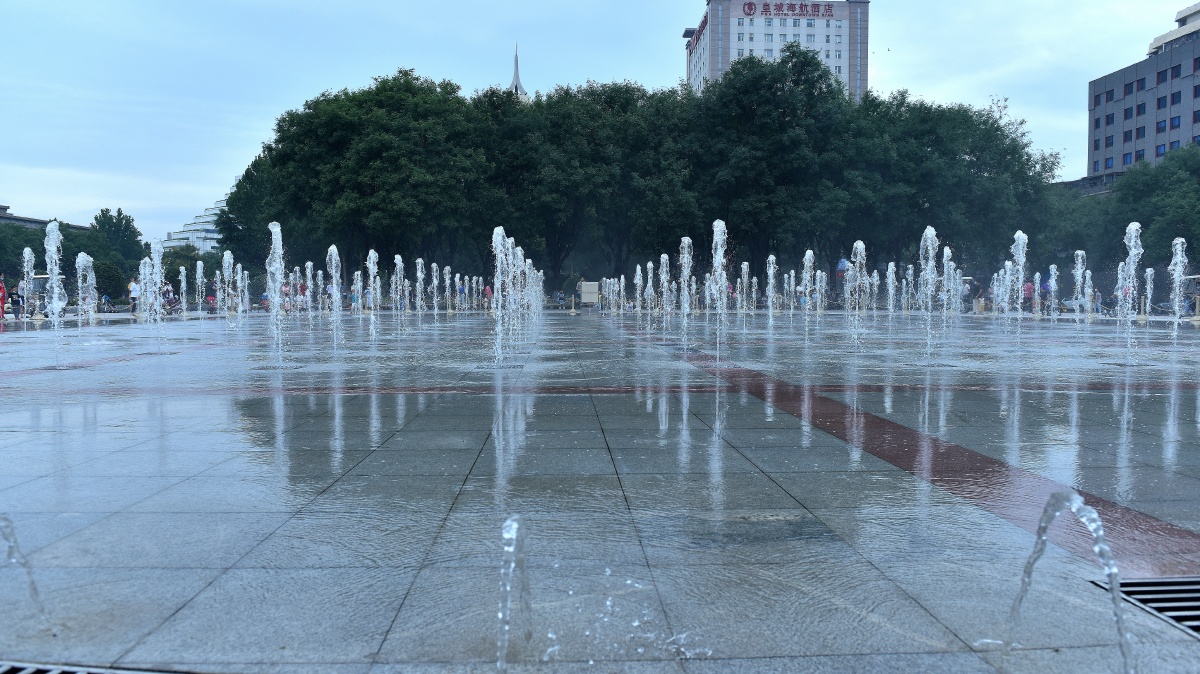 西安新城广场音乐喷泉很有动感陕西人民准备好了喜迎十四届全国运动会