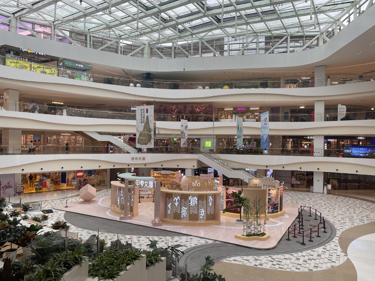 空无一人的商场