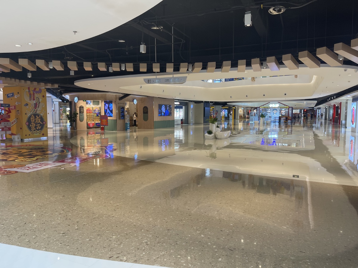 空无一人的商场