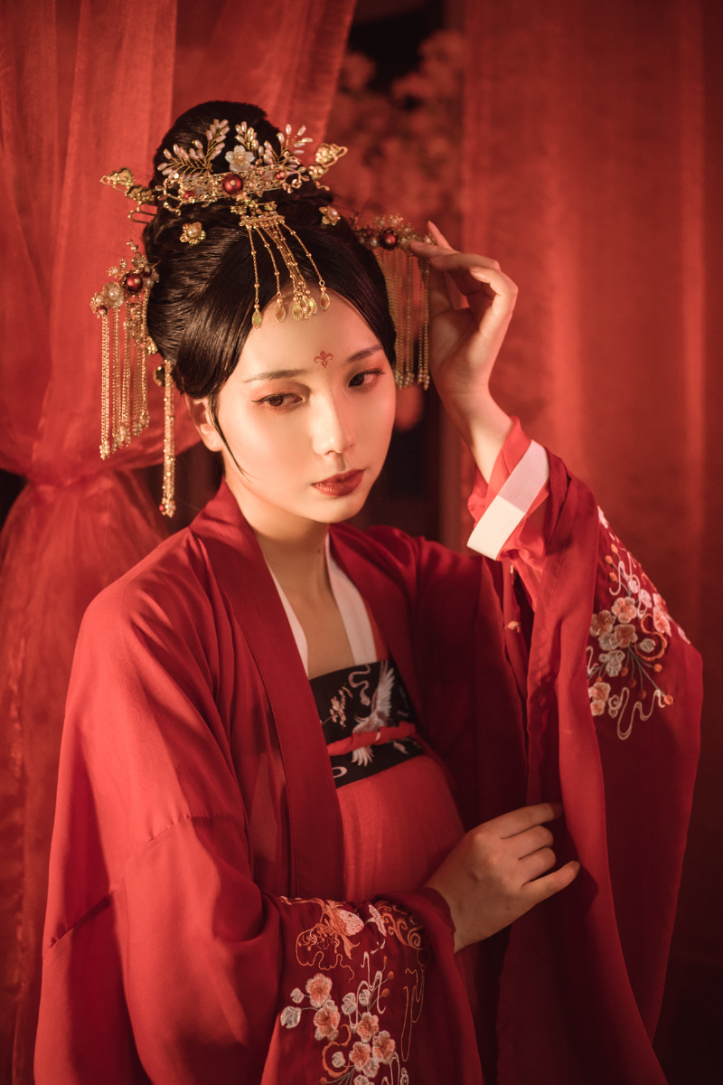 无悔高烛杯酒映红妆入骨相思君不知桃李春风花开日两鬓华发不胜簪最是