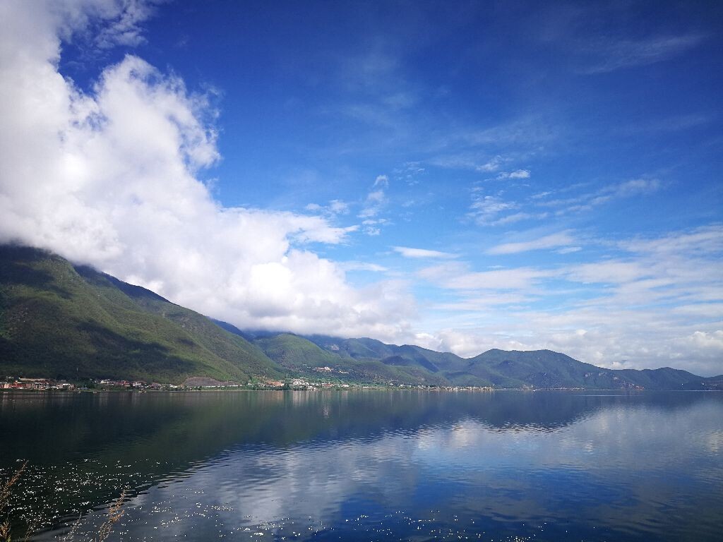站在浪放村湖边向西北方望去,看到群山环绕,还有泸沽湖边的村子,安静祥和。