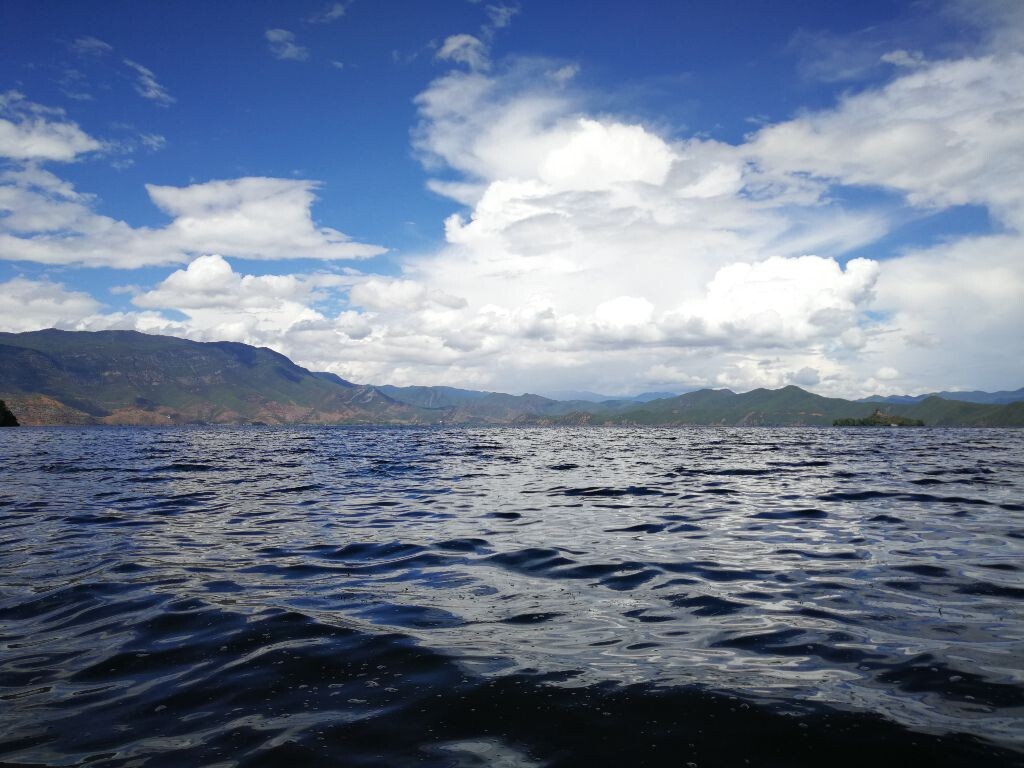 里格村附近的沙滩,湖水从远方而来,拍击着岸边。