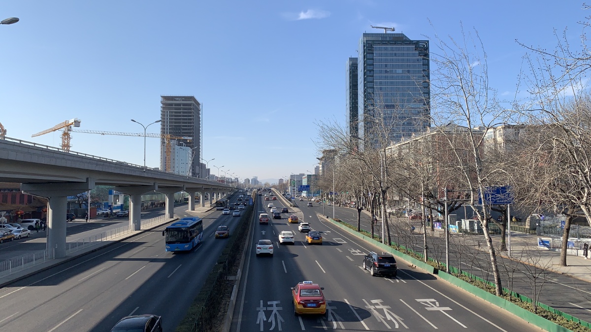 晴空万里的北京三环路