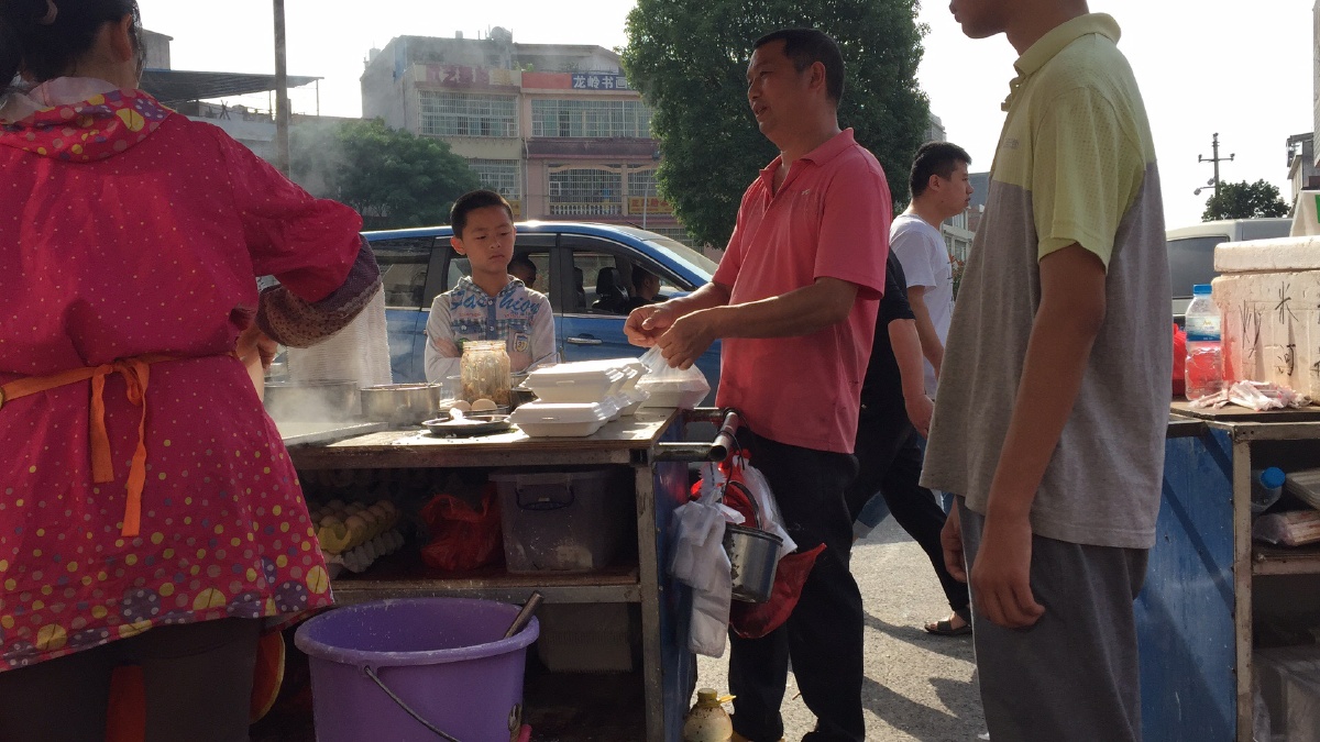 清晨肠粉摊位冒着热气宜居小镇