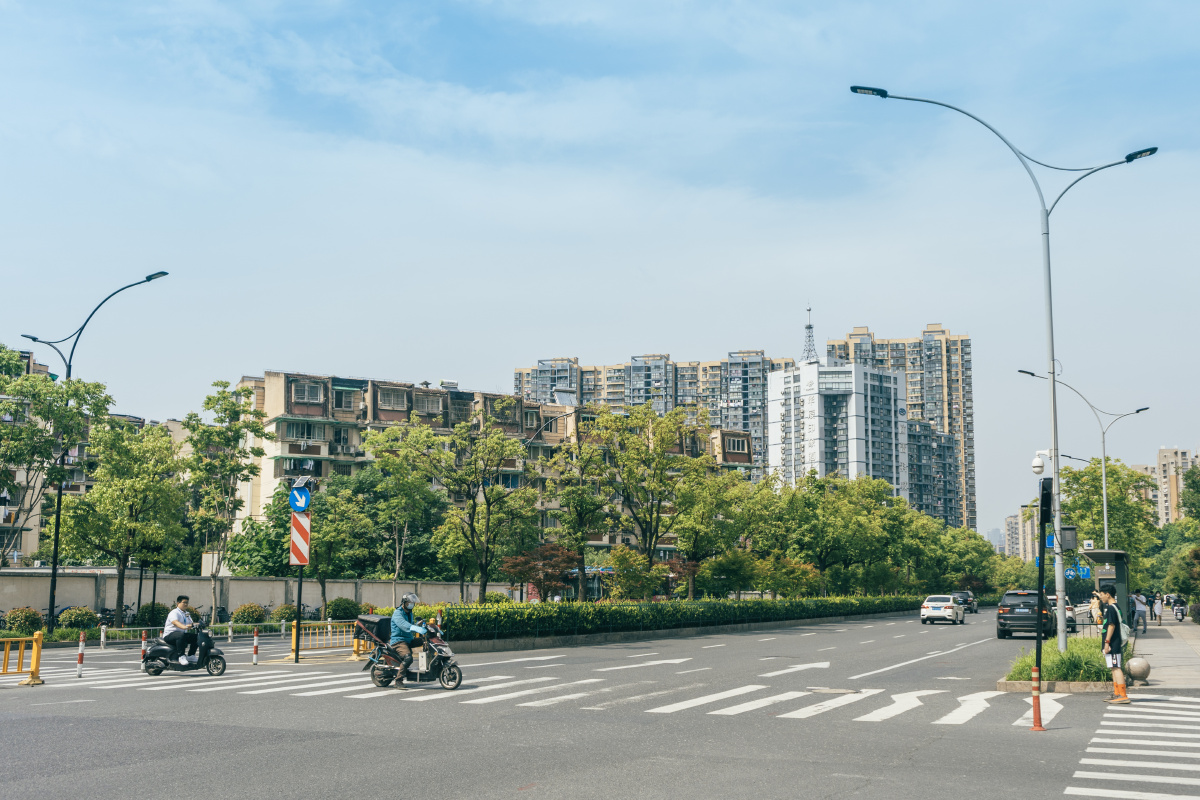 深入的走到街头你会发现杭州原来是这个样子站在高架桥下听汽车奔驰的