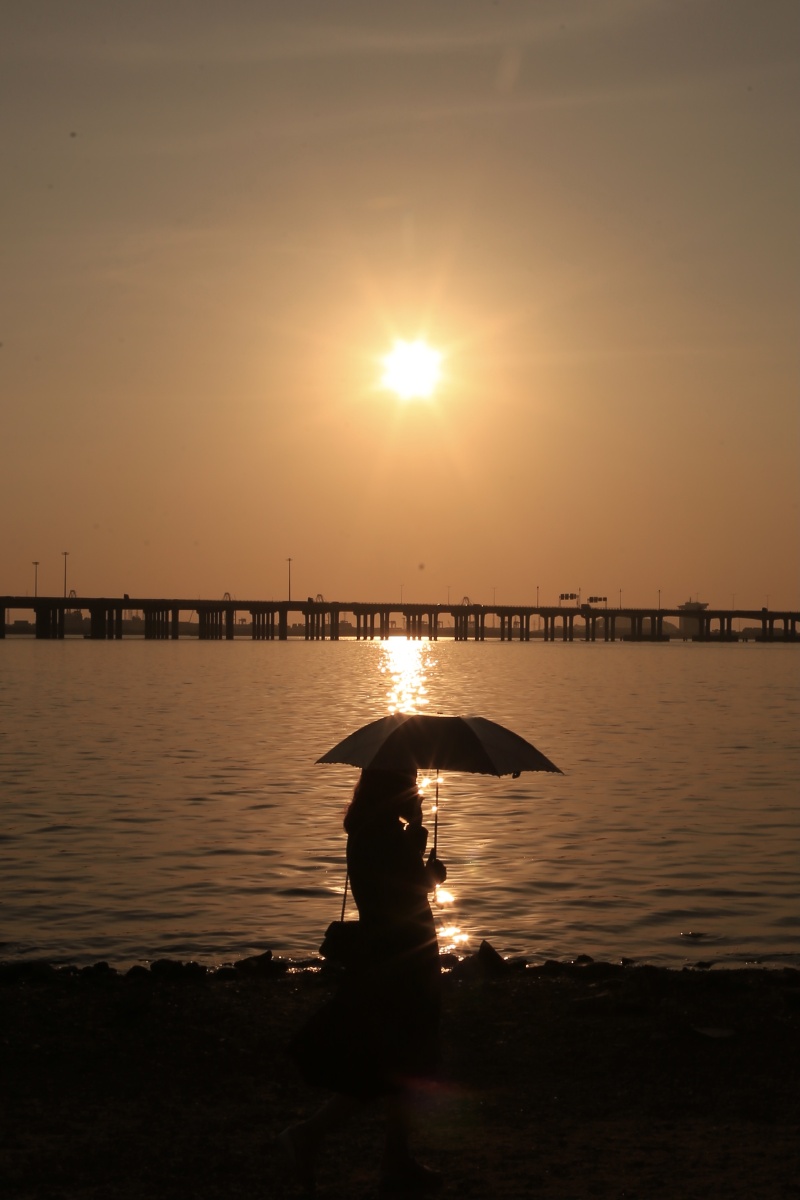 深圳海边公园拍日落真的太美了抓拍在海边玩水的一对父女