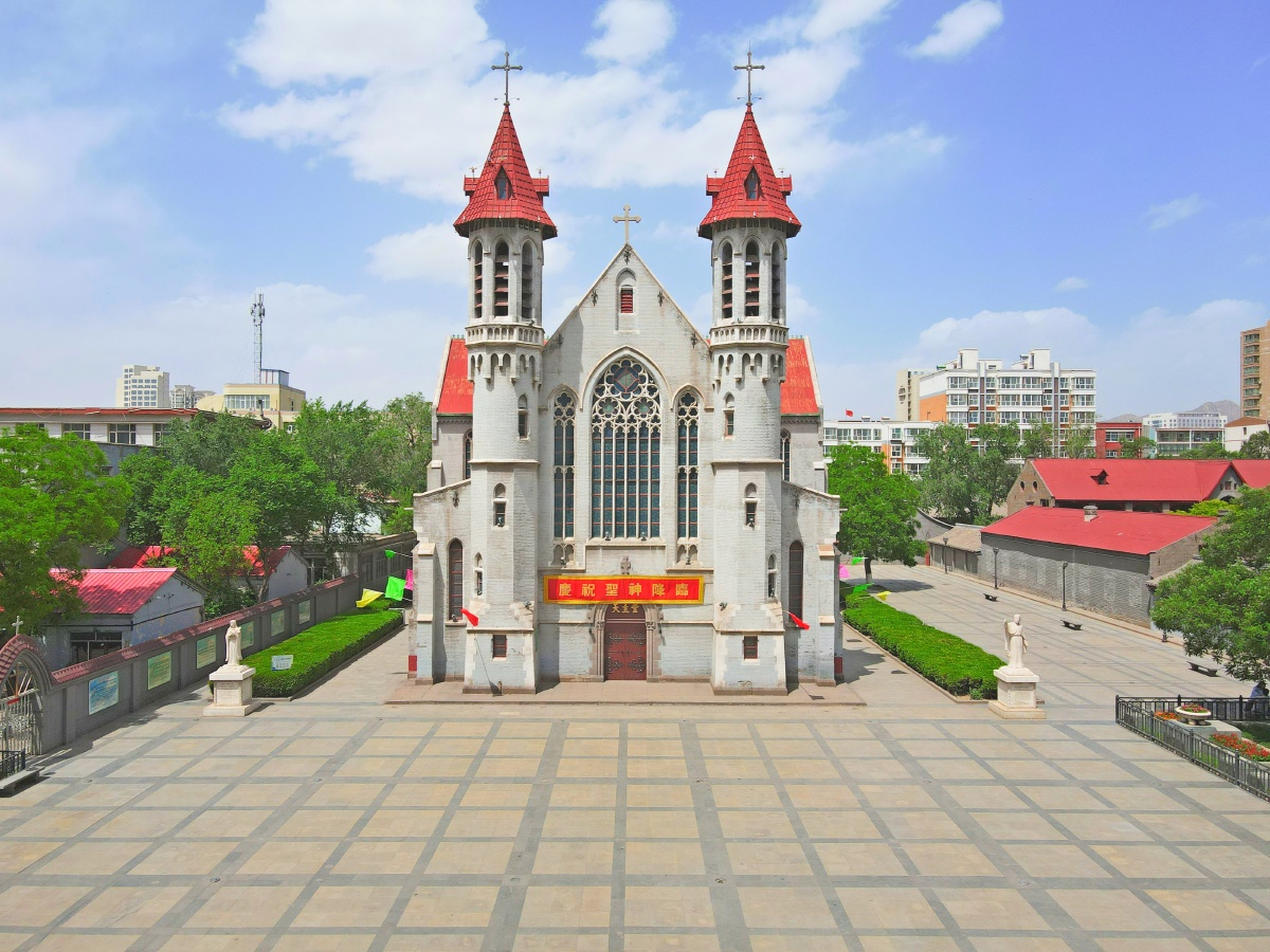宣化天主教堂宣化天主堂的建筑风格是标准的哥特式建筑双钟尖塔楼高插