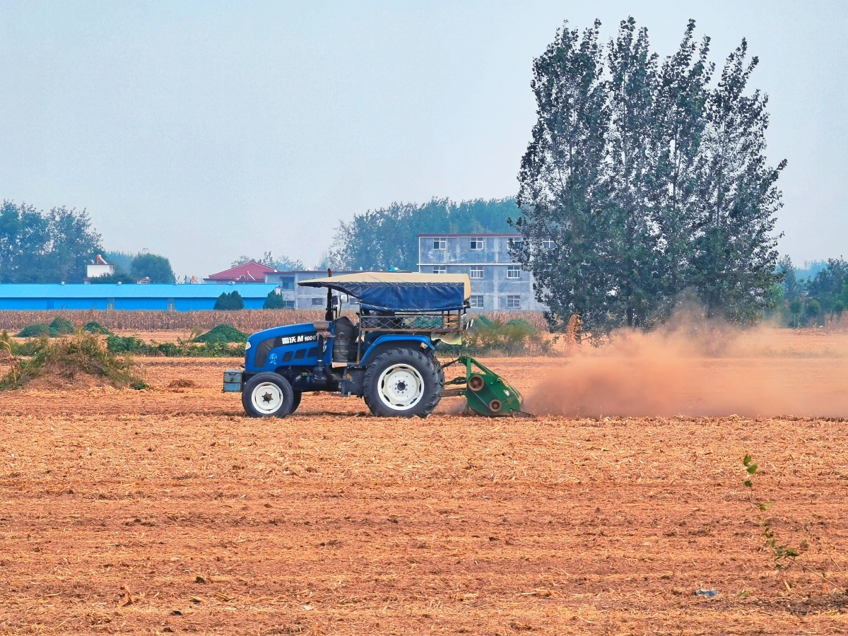 农耕场景,机械化拖拉机犁地,摄于河南省沈丘县. - 老摄影师旺仔 - 图