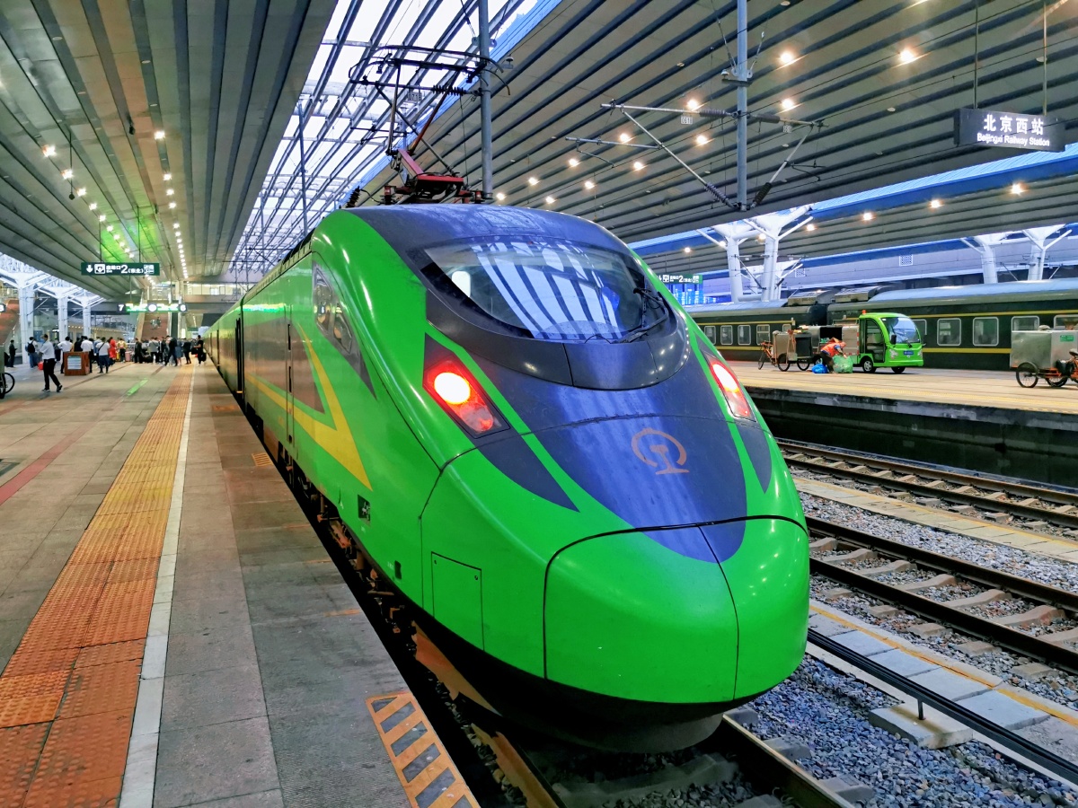 绿巨人停靠北京西站crh200j担当福建至北京行车任务