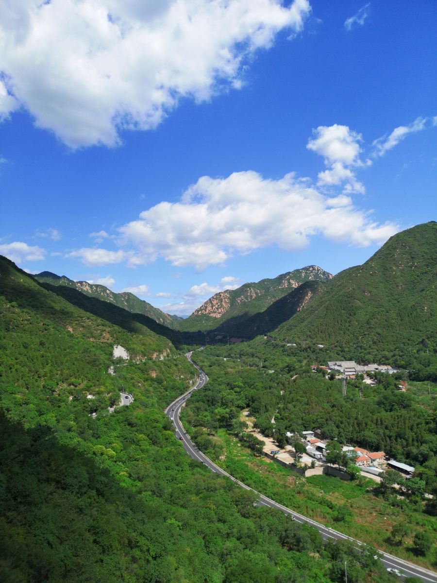 天路出关,摄于京藏高速居庸关段