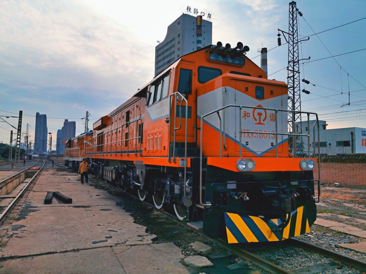 朝阳下的和谐内燃机车摄于洛阳机务段