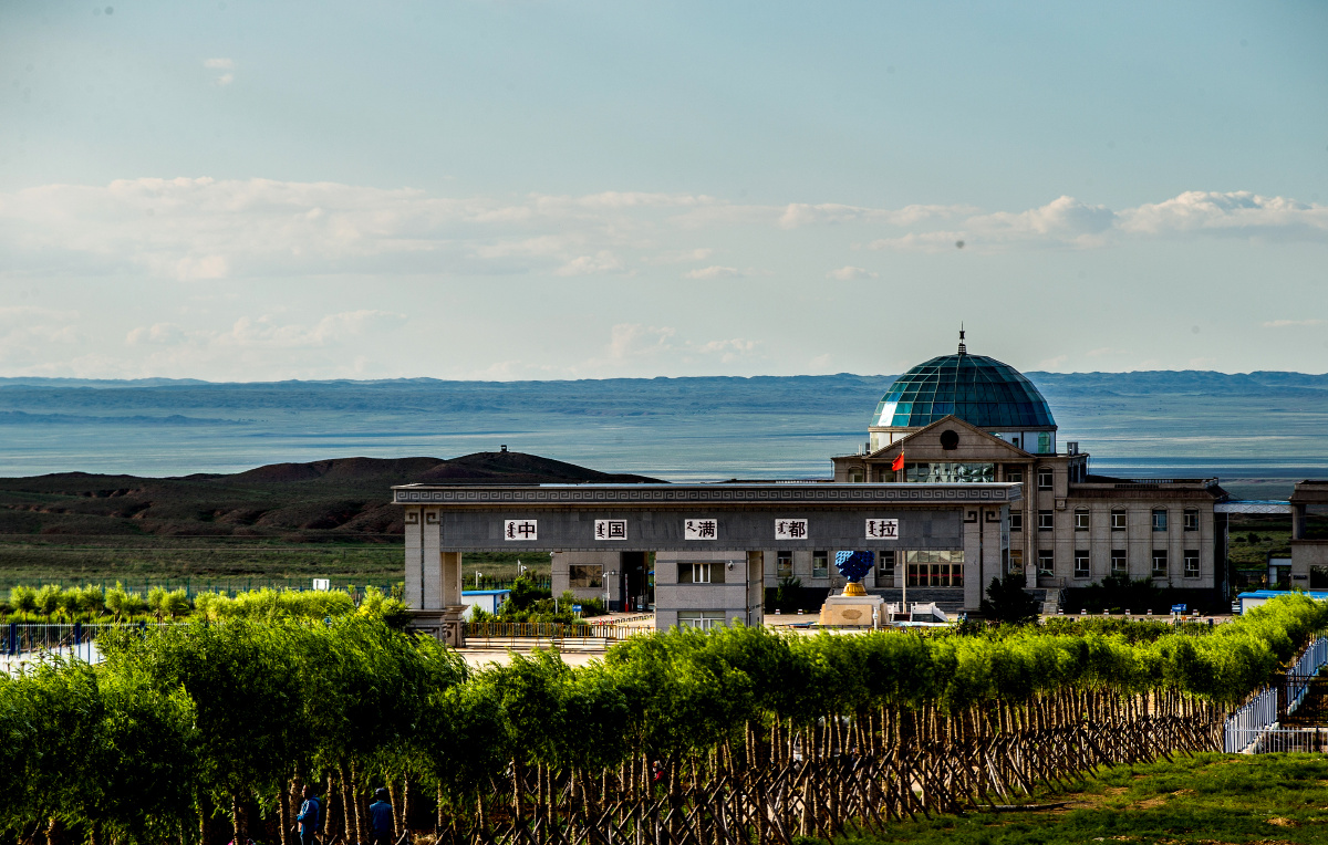 草原加油站满都拉口岸国门