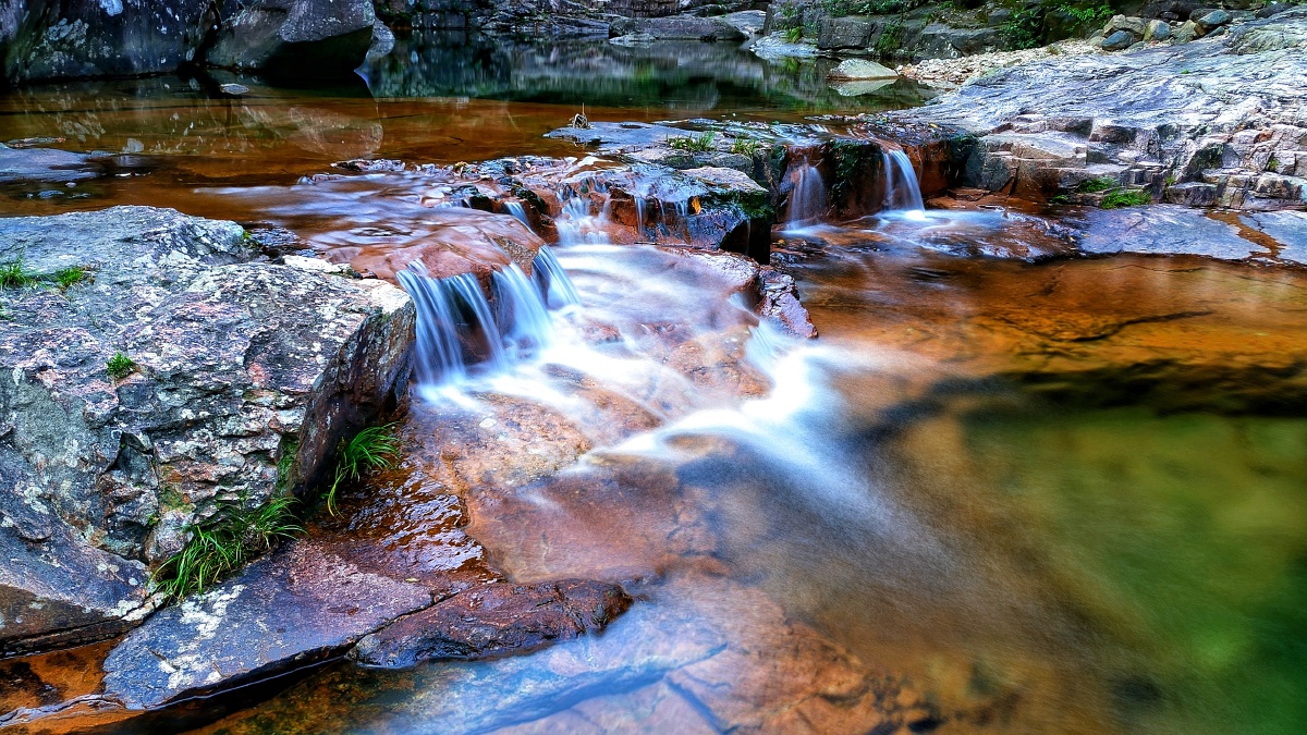 溯溪而上,发现一小瀑,上叠水面如镜,水色青绿,幽静灵动